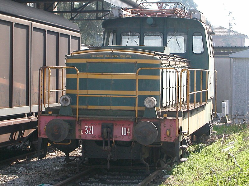 File:Locomotiva da manovra E.321 (104).JPG