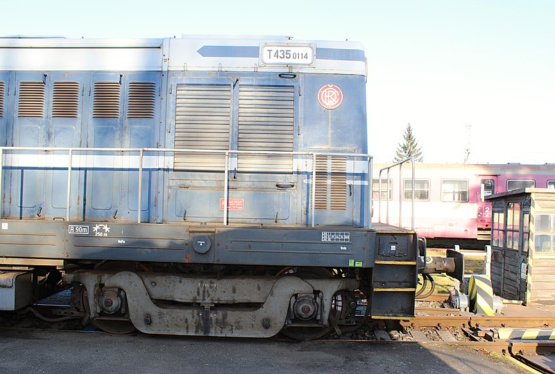 File:Lokomotiva T 4350114 modrá detail pravého boku vpředu čísla a znaku ČKD a celého předníh pravého podvozku Benešov u točny 24.2.2014.JPG