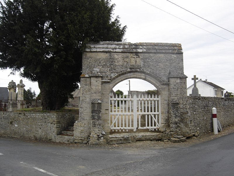 File:Longues-sur-Mer, porte du cimetière de Marigny.JPG