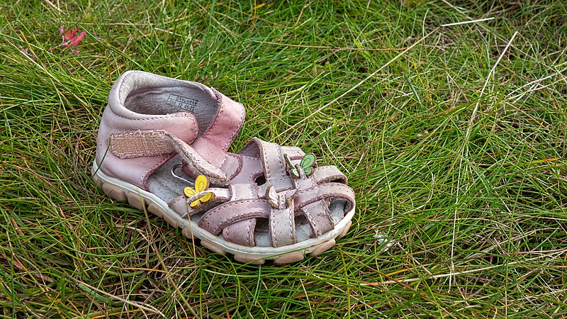 File:Lost and abandoned child's sandal in Sandvik, Lysekil 1.jpg