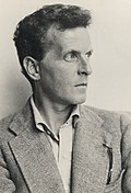 Portrait en noir et blanc d'un homme au regard fixe, ayant la tête tournée à gauche
