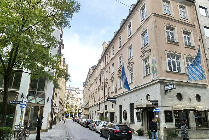 File:München, Hartmannstrasse (02).jpg