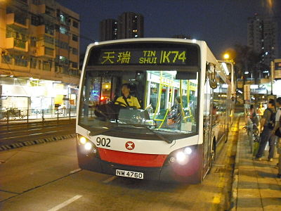 使用磁翻牌的亞歷山大丹尼士Enviro 200，正行駛於港鐵巴士港鐵巴士K74綫