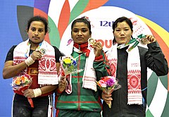 Mabia Aktar (Bangladesch) gewann Gold, Ayesha Vinodani Dharmasena Lanka Geeganage (Sri Lanka) gewann Silber und Jun Maya Chhantyal (Nepal) gewann Bronze bei 63 kg Gewichtheben für Frauen bei den 12. Südasiatischen Spielen 2016 in Guwahati.jpg