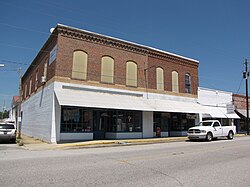 Main Street (ook bekend als "Winkelcentrum 9") en First Avenue