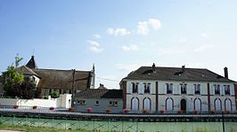 De kerk van Bisseuil en het voormalige gemeentehuis aan het Canal latéral à la Marne