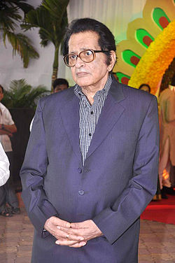 Manoj Kumar at Esha Deol's wedding at ISCKON temple 10.jpg