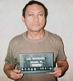 Yhdysvaltalainen pidätyskuva Manuel Noriegasta.