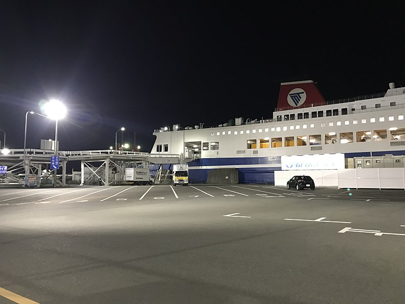 File:Meimon Taiyo Ferry at New Moji Port at night 20190129-2.jpg