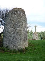 Menhir von Crec’h Ogel; hinten der Menhir Croix de Pasquiou