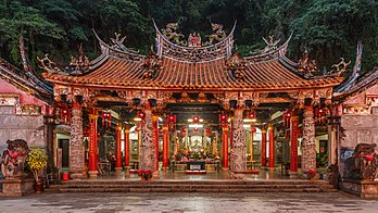 O Templo de Quanhua é um templo taoista dedicado ao Imperador de Jade, localizado no norte de Taiwan, na montanha sagrada de Shitoushan (ou “Montanha do Leão”), no Parque das Três Montanhas. Construído em 1897, é o santuário mais antigo de Shitoushan. O templo está embutido na própria montanha: seu salão principal foi construído em torno de uma gruta natural de arenito. Inspirado na arquitetura clássica chinesa, seu telhado de telhas vermelhas brilhantes é decorado com várias figuras como dragões, fênix, qilin ou batalhas mitológicas (tsien-nien). (definição 5 610 × 3 156)