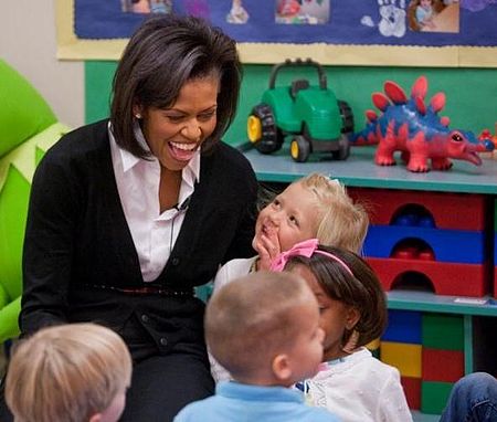 ไฟล์:Michelle Obama at Prager Child Development Center, Ft. Bragg 3-12-09.jpg