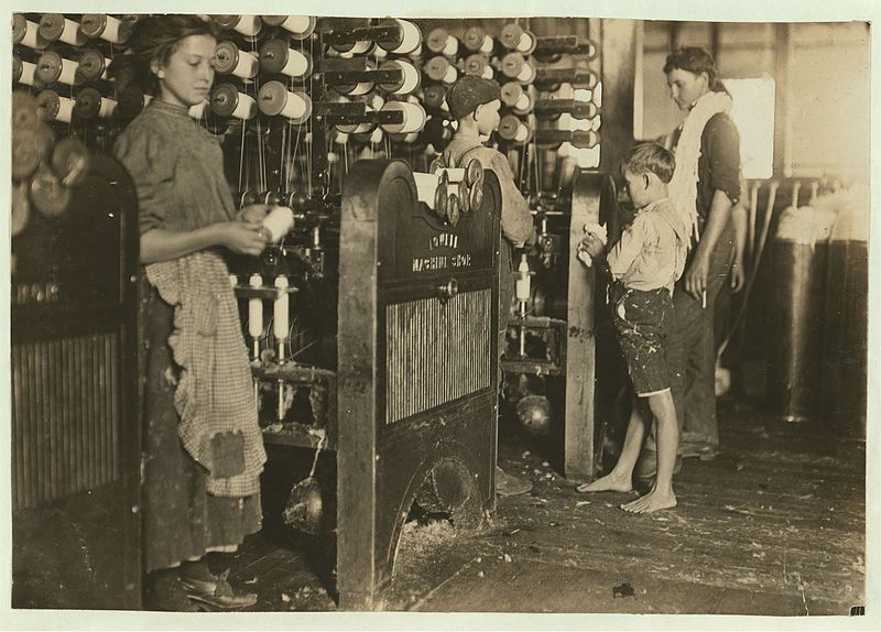 File:Mill workers in Cherryville North Carolina by Lewis Hine, 1908.jpg