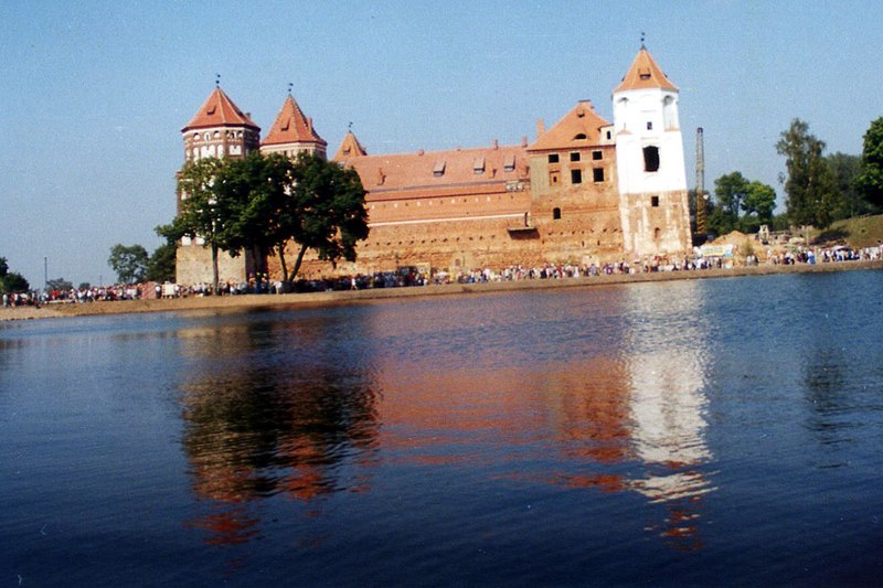 File:Mir castle via lake - panoramio.jpg