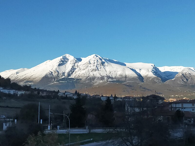 File:Monte Velino innevato.jpg