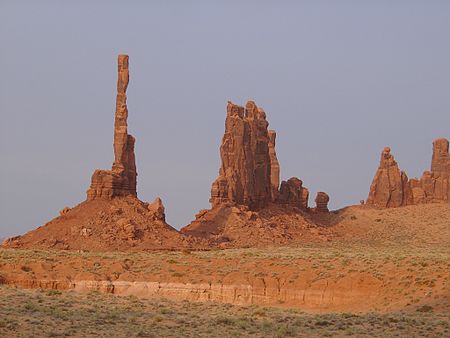 Tập_tin:Monument_Valley_Totem_Pole.jpg