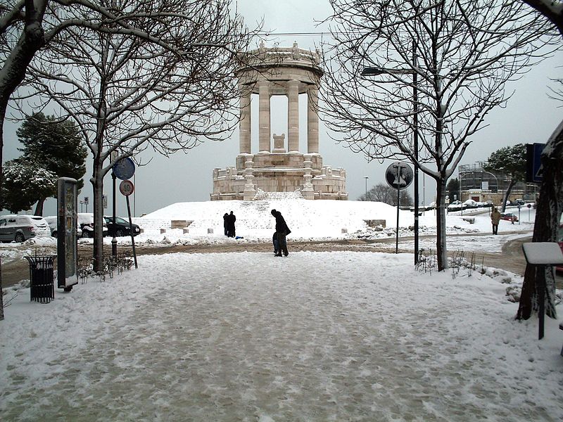 File:Monumento Caduti Viale neve 2012.JPG