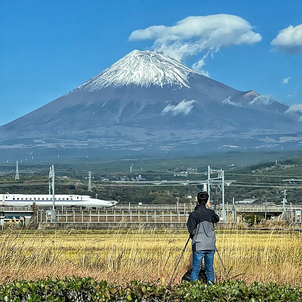 File:Mt Fuji Tokaido Shinkansen & Photographer.jpg