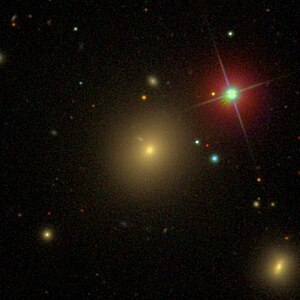 NGC 4360 med LEDA 3477745 (lu) & IC 3274 (ru) [1] SDSS-bild