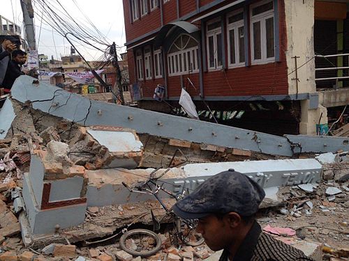 Earthquake near. Землетрясение в Непале 2015 год. Землетрясение в Непале. Самые страшные землетрясения.