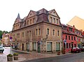 Wohnhaus in Ecklage und kleinem seitlichen Anbau