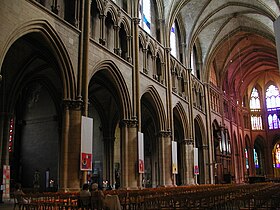 Vue intérieure de la nef et du chœur gothique.