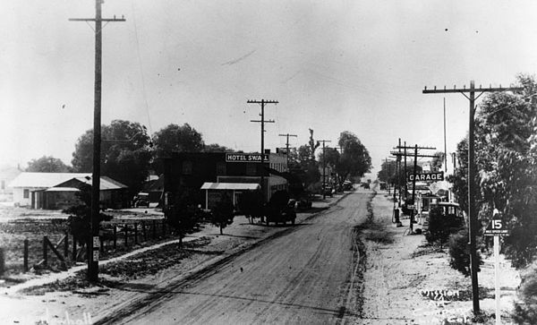 Street in Newhall, 1919, showing the Hotel Swall in the middle distance on the left side of the street, the later site of the Newhall Pharmacy