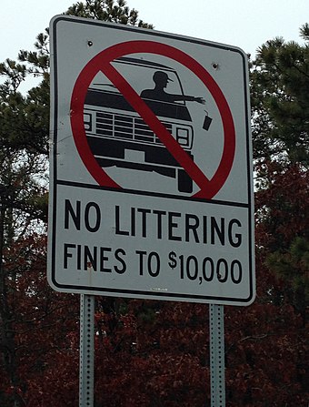 No littering sign at a highway in Cape Cod, Massachusetts.