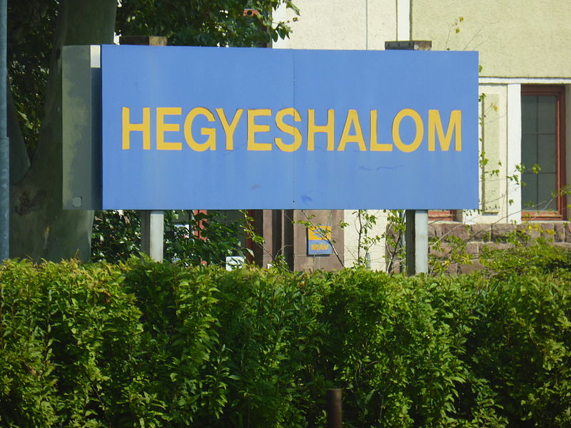 File:Nomŝildo de la fervoja stacio de Hegyeshalom (HU), 1.jpeg