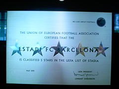 La placa que acredita el Camp Nou amb la màxima categoria atorgada per la UEFA.