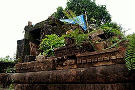 Ancien temple sur une colline.