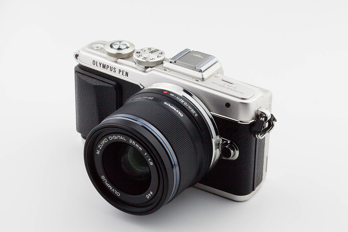 File:Olympus PEN E-PL7 with 25mm f1.8.jpg - Wikimedia Commons
