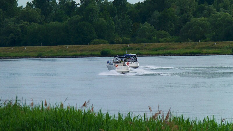 File:Overtaking - panoramio.jpg