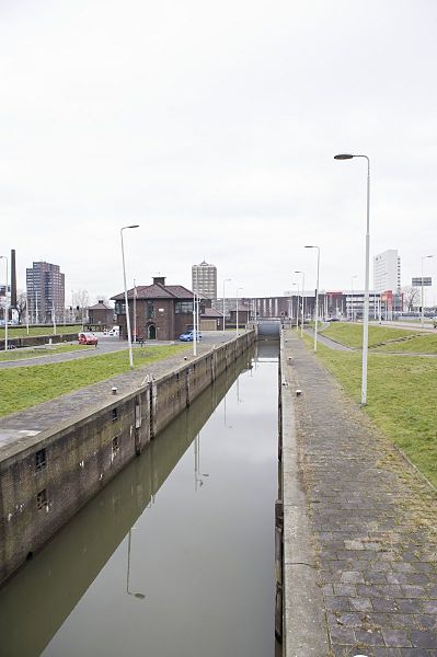 File:Overzicht van kleine sluis met het kantoorgebouw van de havendienst - Rotterdam - 20426374 - RCE.jpg