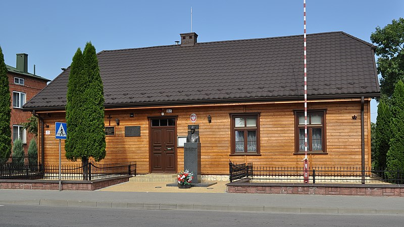 File:PL - Tuszów Narodowy - dom Władysława Sikorskiego - 2011-09-17 006 cr.jpg