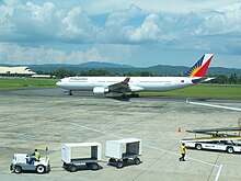Airbus A330-301 der Philippine Airlines am Flughafen von Davao City, im Hintergrund links das alte Terminalgebäude