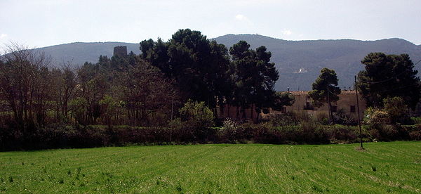 Torre del Castell, Mas i Parc Natural de la Font Roja al fons