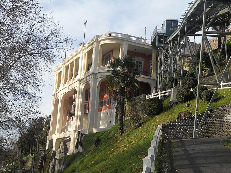 File:Pavillon des arts et funiculaire de Pau.JPG