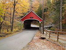 Vue d'un pittoresque pont couvert.