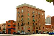 Català: Edifici d'habitatges al carrer Pere IV, 96 (abans Carretera de Mataró 156) de Poblenou (Barcelona). Als locals dels baixos des de 1896 fins a 1920 hi va haver un estanc i una taverna.Adreces que ha tingut i activitats que ha acollit:* 1896-** Carretera de Mataró 156 ( avui Pere IV 96 )** Pijuan ( Joan ), taverna.** Vidal ( Francesc ), comerciant i estanc.* 1898-** Pijuan ( Joan ), taverna.** Vidal ( Francesc ), estanc.* 1902-** Pijuan ( Joan ), taverna.** Vidal ( Francesc ), estanc.* 1904-** Vidal ( Francesc ) estanc.** Torrens ( Salvador ), taverna.* 1908-** Rovira ( Joan ), taverna i casa de menjars.* 1910-Pere IV 156 (avui 96).** Aguilar ( Maria ), estanc.** Rovira ( Juan ), taverna.* 1912-** Artigas ( Francesc ), tenda de robes fetes.** Brea ( Agustí ), taverna.** Aguilar ( Maria ), estanc.* 1918-Pere IV 96,** Brea ( Agustí ), vins.** Serra ( Josep ), estanc.* 1920-** Brea ( Agustí ), vins.** Serra ( Josep ), estanc.* 1924-** Pujadas ( Miquel ), bar Pujadas.* 1961-** Pujadas ( Miquel ), bar.* 2008- Oficina del Banc de SabadellFonts: * Anuario Riera. 1896-1908. Riera Solanich, Eduardo. Barcelona. ISSN 2172-8313 http://hemerotecadigital.bne.es/details.vm?q=id:0004936878&lang=es * Anuario Bailly-Baillière del comercio, de la industria, de la magistratura y de la administración. 1881-1911. Librería Editorial Bailly-Baillière, Carlos e hijos. Madrid. ISSN:2172-8305 http://hemerotecadigital.bne.es/details.vm?o=&w=2172-8305&f=issn&l=500