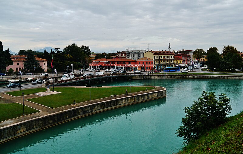 File:Peschiera del Garda Forte San Marco Blick auf den Mincio 7.jpg