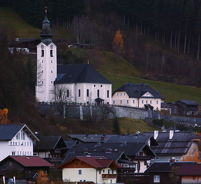 File:Pfarrkirche in Großarl Großarl im Vordergrund Blickrichtung NW.JPG