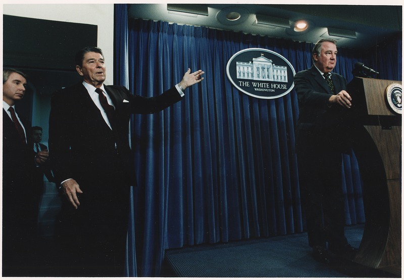 File:Photograph of President Reagan motioning to Ed Meese during a White House Press Briefing on Iran-Contra - NARA - 198579.tif