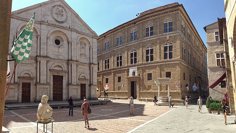 ファイル:Pienza Piazza Pio II.JPG