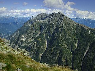 <span class="mw-page-title-main">Camoscellahorn</span> Mountain in Switzerland