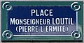Plaque de rue de la place Monseigneur-Loutil, qui reçut son nom en 1959.