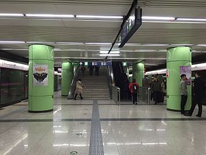 Platform of Beixinqiao Station (20160315152955).jpg