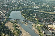 Вид с воздуха на Мулен и реку Алье, глядя на юг