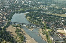 Moulins ve Allier nehrinin havadan görünümü, güneye bakıyor