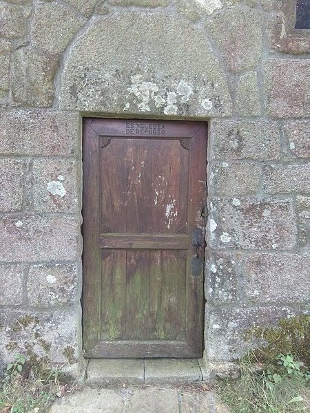 File:Porta lateral da igrexa de Santa María da Balsa.jpg